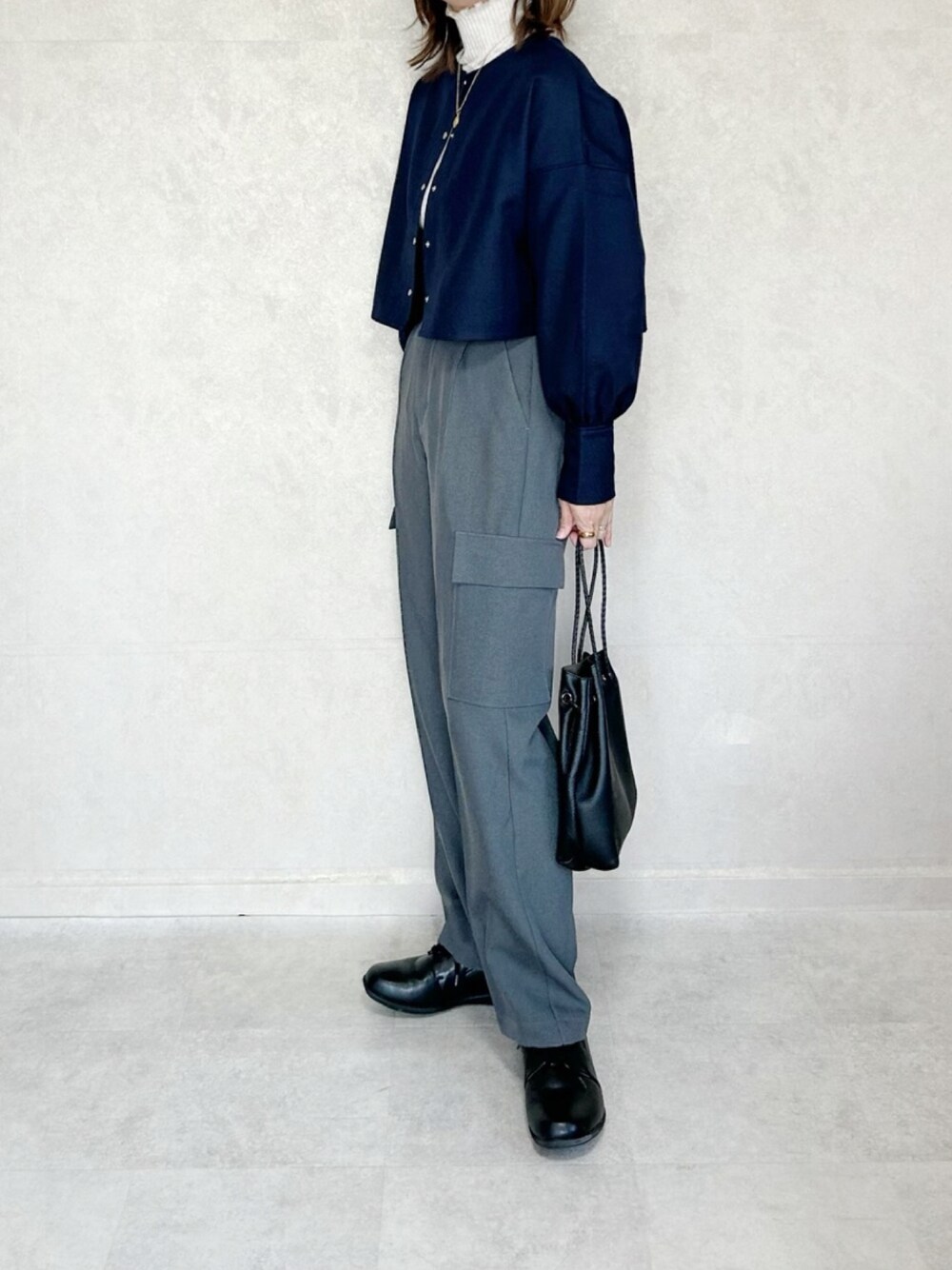 「パンツスタイル、冬服、冬ファッション、オトナカジュアル、ハイネック、プチプラコーデ、BONLECILL、ショート丈トップス、ショート丈、カーゴパンツ、notch.、vitafelice、レザーバッグ、巾着バッグ、コラボ」｜「BONLECILLの【2点セット】ウールライク クロップドカーディガン／ジャンパースカート セットアップ（セットアップ、ブルー系）」を使った、miho🅰ニコさん（レディース・165cm）の冬コーディネートの1枚目の写真