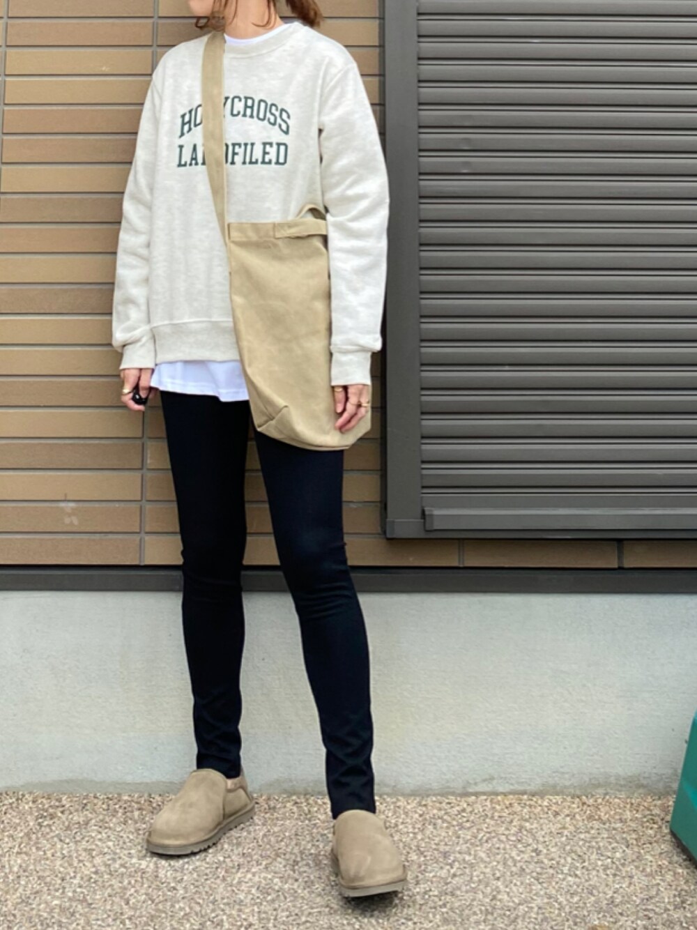 「birthdayroom、カレッジ、カレッジスウェット、ロゴスウェット、ロゴ、トレーナー、スウエット、黒スキニー、UGG、KENTON、ケントン、スリッポン、ショルダーバッグ、カジュアル、カジュアルコーデ」｜「Birthday roomのボーイッシュに。裏起毛カレッジロゴトレーナー（スウェット、ベージュ系）」を使った、miho🅰ニコさん（レディース・165cm）の秋コーディネートの1枚目の写真