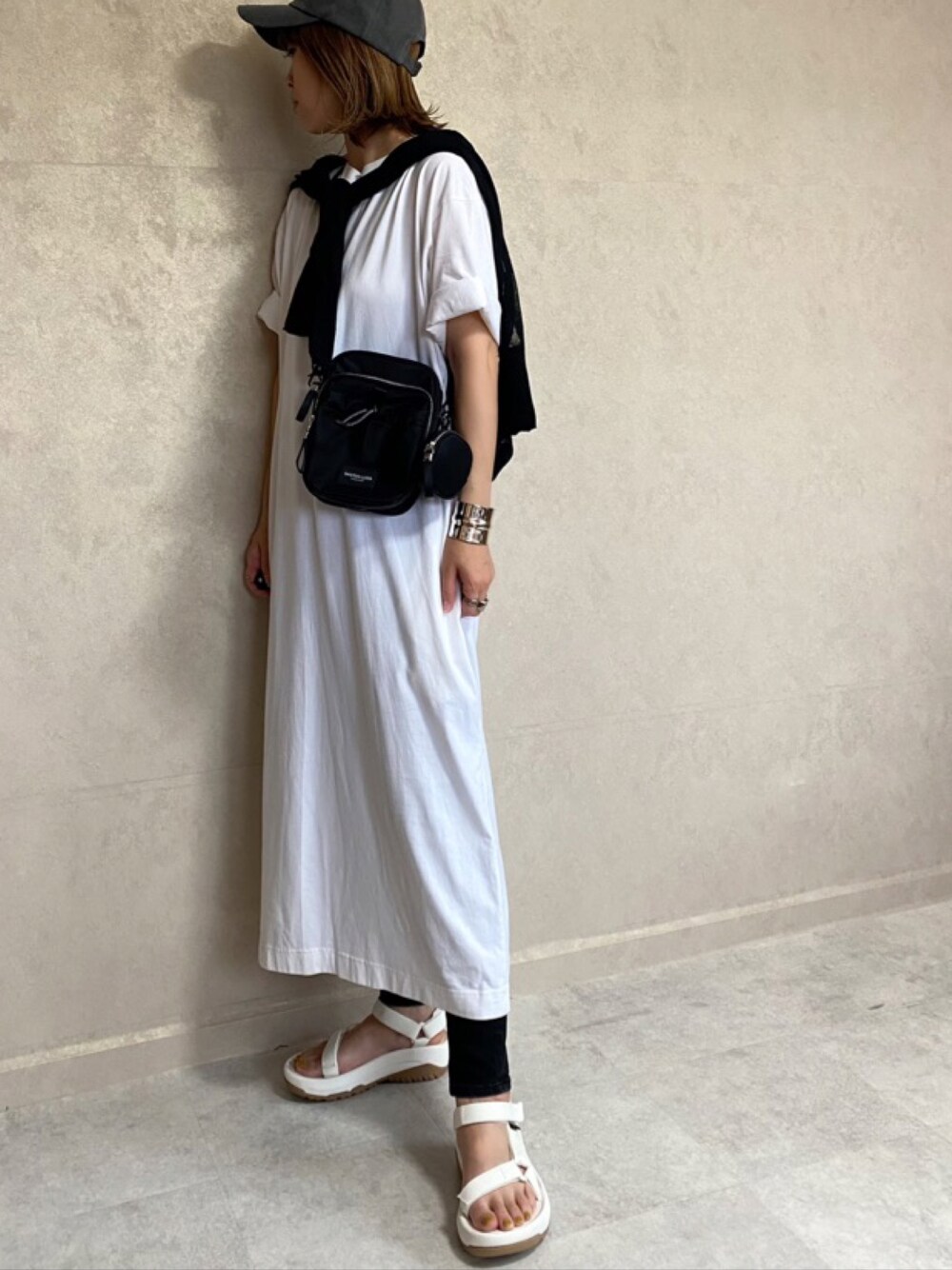 ブラック系のバッグ、ブラック系のカーディガン/ボレロ、ホワイト系のサンダルを着用したレディースの夏コーディネートの1枚目の写真