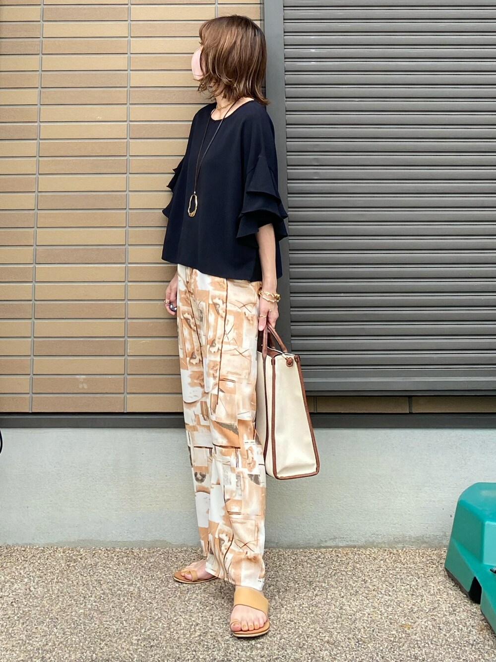 「アダルトおカワたん部、La-gemme、ラジエム、ラッフルフリル、ラッフル袖、ブラウス、Shellyisland、アート、柄パンツ、イージーパンツ」｜「La-gemmeのラッフルスリーブブラウス（シャツ/ブラウス、ブラック系）」を使った、miho🅰ニコさん（レディース・165cm）の夏コーディネートの1枚目の写真