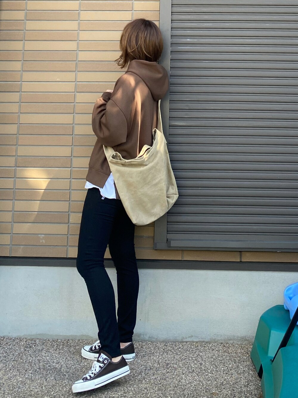 「コンバース、パーカー、秋のコーデ、converse、オーバーサイズ、黒スキニー、ゆるコーデ、フーディー、パーカーコーデ、秋コーデ、ダンボールニット、Re:EDIT、リエディ、リエディ(Re:EDIT)、アダルトおカワたん部」｜「Re:EDITの[神山まりあさん着用]オーバーサイズダンボールパーカー（パーカー、ブラウン系）」を使った、miho🅰ニコさん（レディース・165cm）の秋コーディネートの1枚目の写真