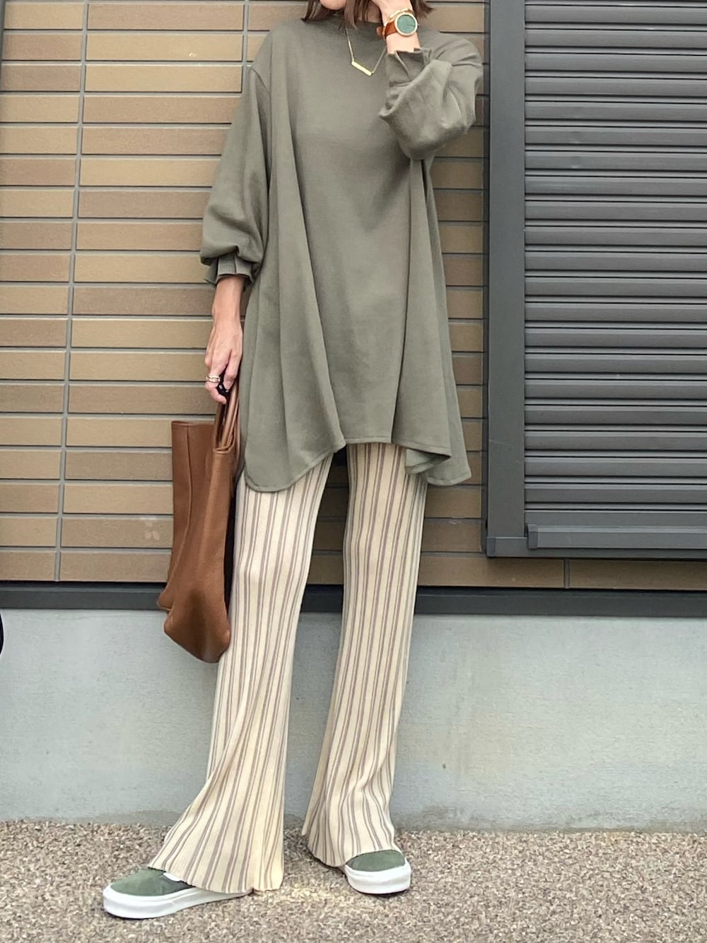 「アダルトおカワたん部、reca、recaコーデ、カットソー、袖ボリューム、袖フリル、袖コンシャス、ボリューム袖、アースカラー、フレアパンツ、カーキ、ストライプ、ストライプパンツ、VANS、YOUNG & OLSEN The DRYGOODS STORE」｜「recaのタックスリーブフレアカットソー（Tシャツ/カットソー、グリーン系）」を使った、miho🅰ニコさん（レディース・165cm）の秋コーディネートの1枚目の写真