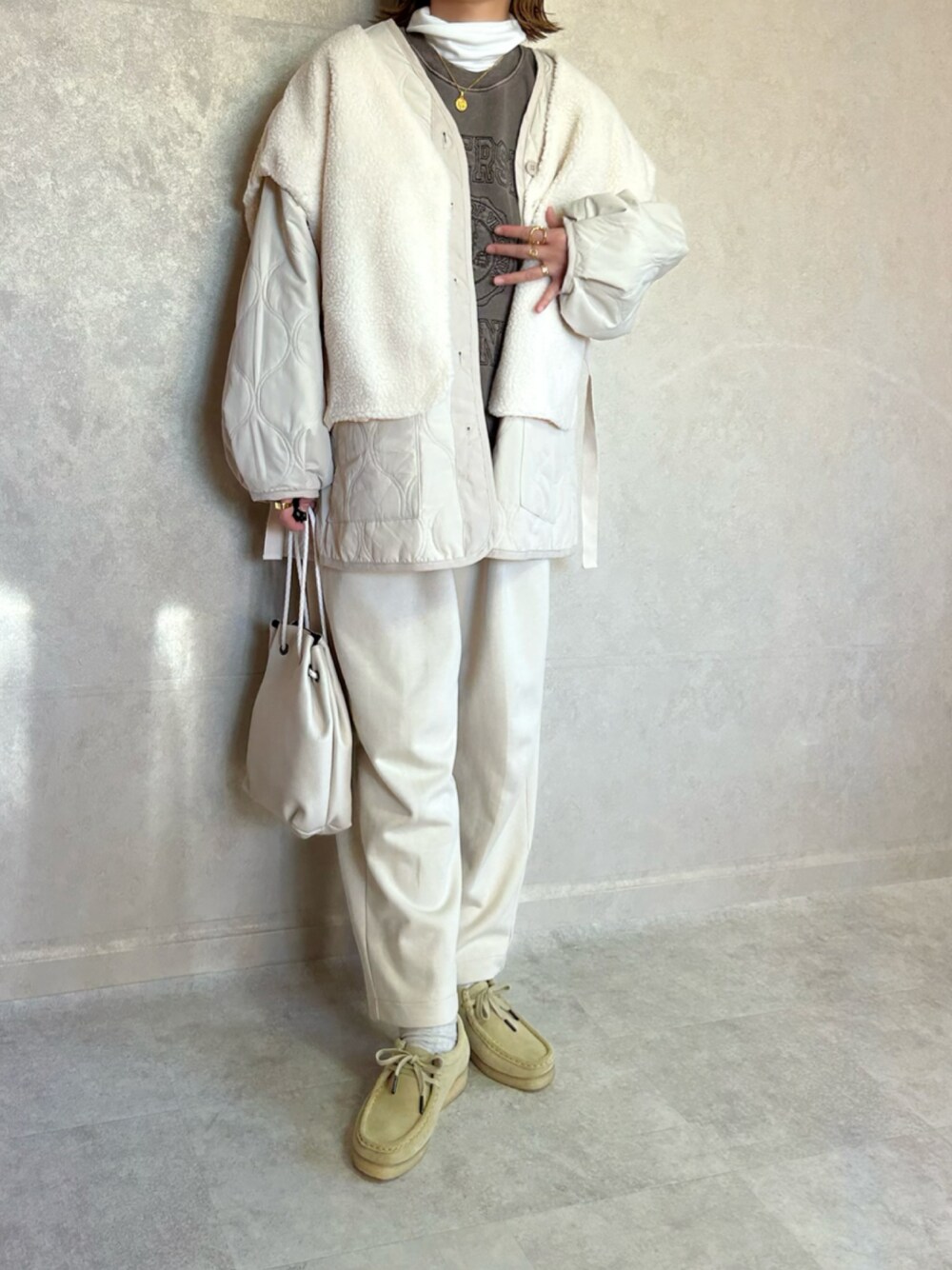 「w closet、wcloset、wclo_snap、ダブクロ、マルチウェイ、中綿ジャケット、ボアベスト、ボア、ボアジャケット、ホワイトコーデ、ホワイトパンツ、vitafelice、clarks、クラークス、オトナカジュアル」｜「w closetの【マルチウェイ】中綿キルティングVネックジャケット（ミリタリージャケット、ホワイト系）」を使った、miho🅰ニコさん（レディース・165cm）の秋コーディネートの1枚目の写真