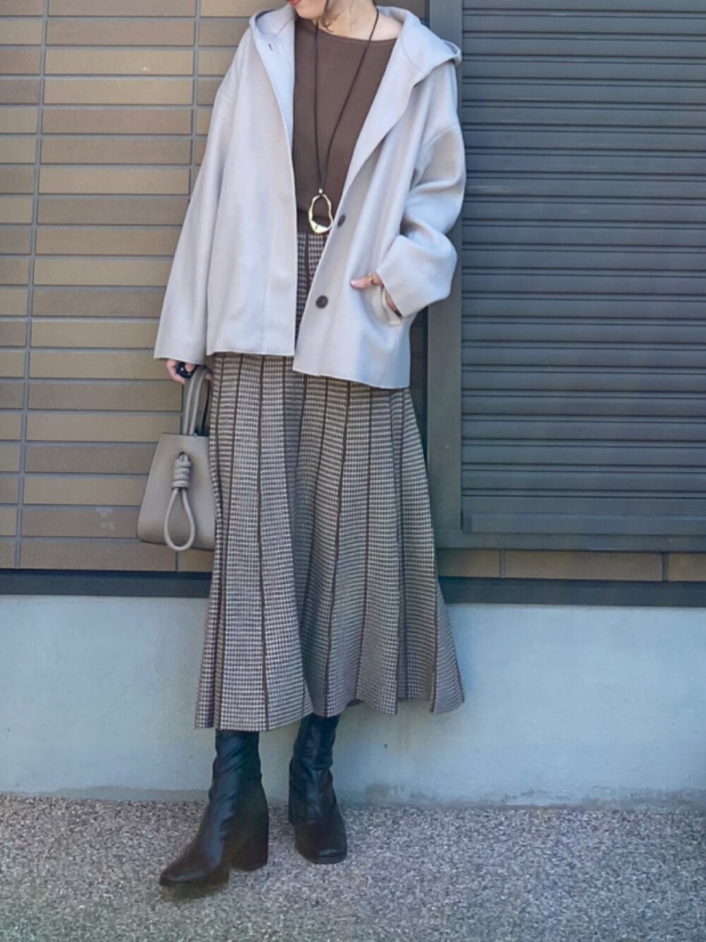 「MK MICHEL KLEIN、MKミッシェルクラン、セットアップスタイル、フードコート、ライトアウター、ショート丈、フーディー、ライトコート、ニットスカート、フレアスカート、ブーツ、オトナカジュアル、SENSEOFPLACE、ブラウンコーデ、ワントーンコーデ」｜「MK MICHEL KLEINの【洗える】ショート丈フーディーライトコート（その他アウター、ベージュ系）」を使った、miho🅰ニコさん（レディース・165cm）の秋コーディネートの1枚目の写真