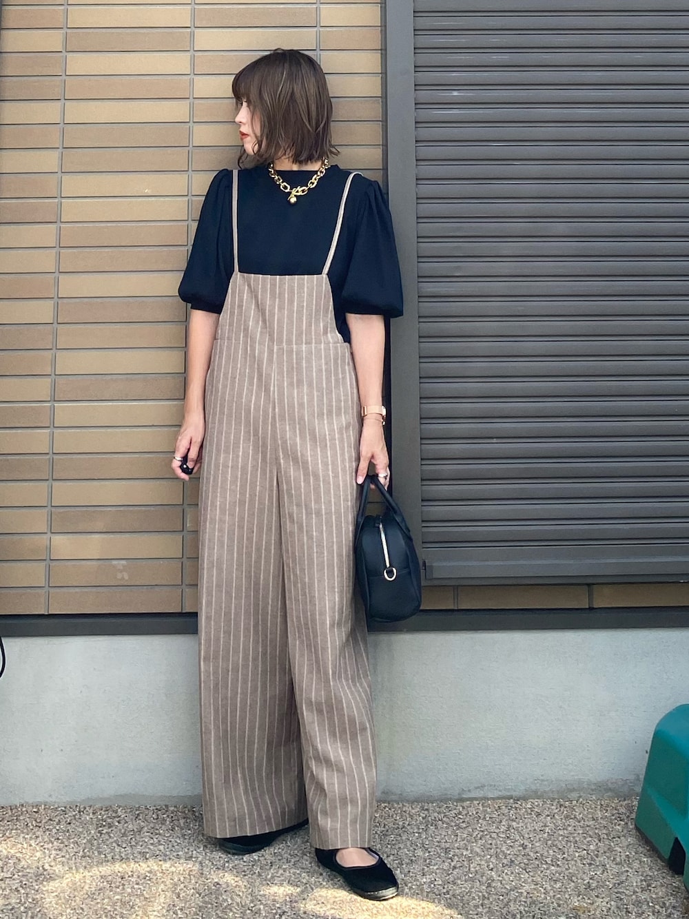 「アダルトおカワたん部、サロペット、サロペットコーデ、ストライプ、オーバーオール、袖ボリューム、ボリューム袖、MK MICHEL KLEIN、MKミッシェルクラン、cachecache、ミニバッグ、リラックススタイル、秋のコーデ、秋コーデ、秋服準備はじめました」｜「MK MICHEL KLEINの【洗える】ボリュームスリーブ カットソー（Tシャツ/カットソー、ブラック系）」を使った、miho🅰ニコさん（レディース・165cm）の秋コーディネートの1枚目の写真