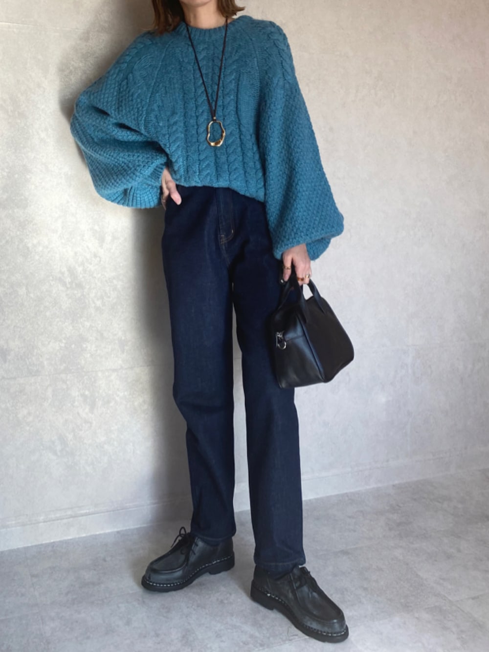 「マルチサイズ、FREAK’Ｓ STORE、フリークスストア、バルーンパンツ、バルーンデニム、デニムパンツ、ゆるコーデ、ゆるニット、袖ボリューム、ボリューム袖、ボリュームスリーブ、オーバーサイズ、オーバーサイズニット、ボリュームニット、Paraboot」｜「FREAK'S STOREのバルーンデニムパンツ（デニムパンツ、ブルー系）」を使った、miho🅰ニコさん（レディース・165cm）の冬コーディネートの1枚目の写真