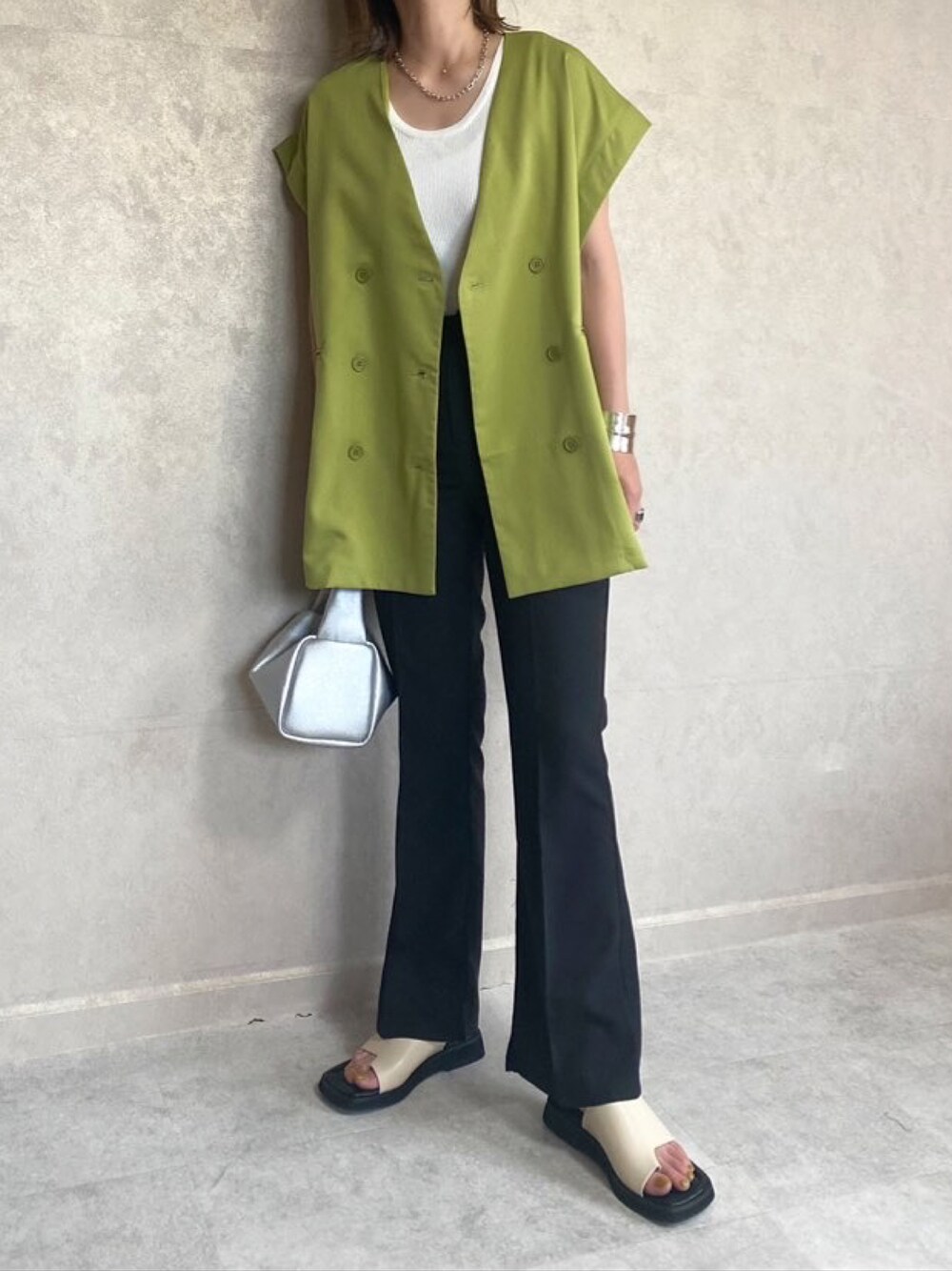 ã°ãªãŒã³ç³»ã®ããŒã«ã©ãŒãžã£ã±ããããã¯ã€ãç³»ã®ã¿ã³ã¯ãããããã©ãã¯ç³»ã®ã¹ã©ãã¯ã¹ãççšããã¬ãã£ãŒã¹ã®å€ã³ãŒãã£ããŒãã®1æç®ã®åç
