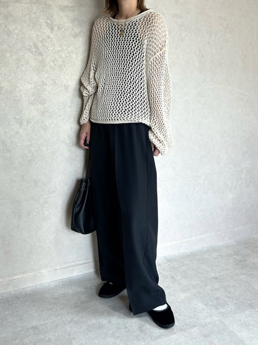 ブラック系のショルダーバッグ、ブラック系のその他パンツを着用したレディースの秋コーディネートの1枚目の写真