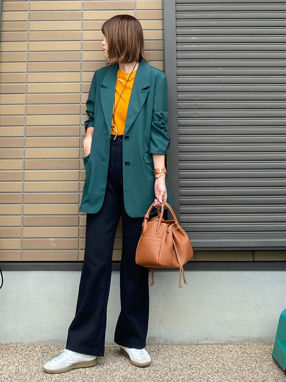 「ジャケット、グリーン、秋のコーデ、ZARA、ダークグリーン、ロングジャケット、レザーバッグ、ジャケットスタイル、ダークカラー、グリーンコーデ、ジャーマントレーナー、ジャケットコーデ、アダルトおカワたん部、HAYNI、ECRIRE」｜「ECRIREのロングジャケットセットアップ（テーラードジャケット、グリーン系）」を使った、miho🅰ニコさん（レディース・165cm）の秋コーディネートの1枚目の写真
