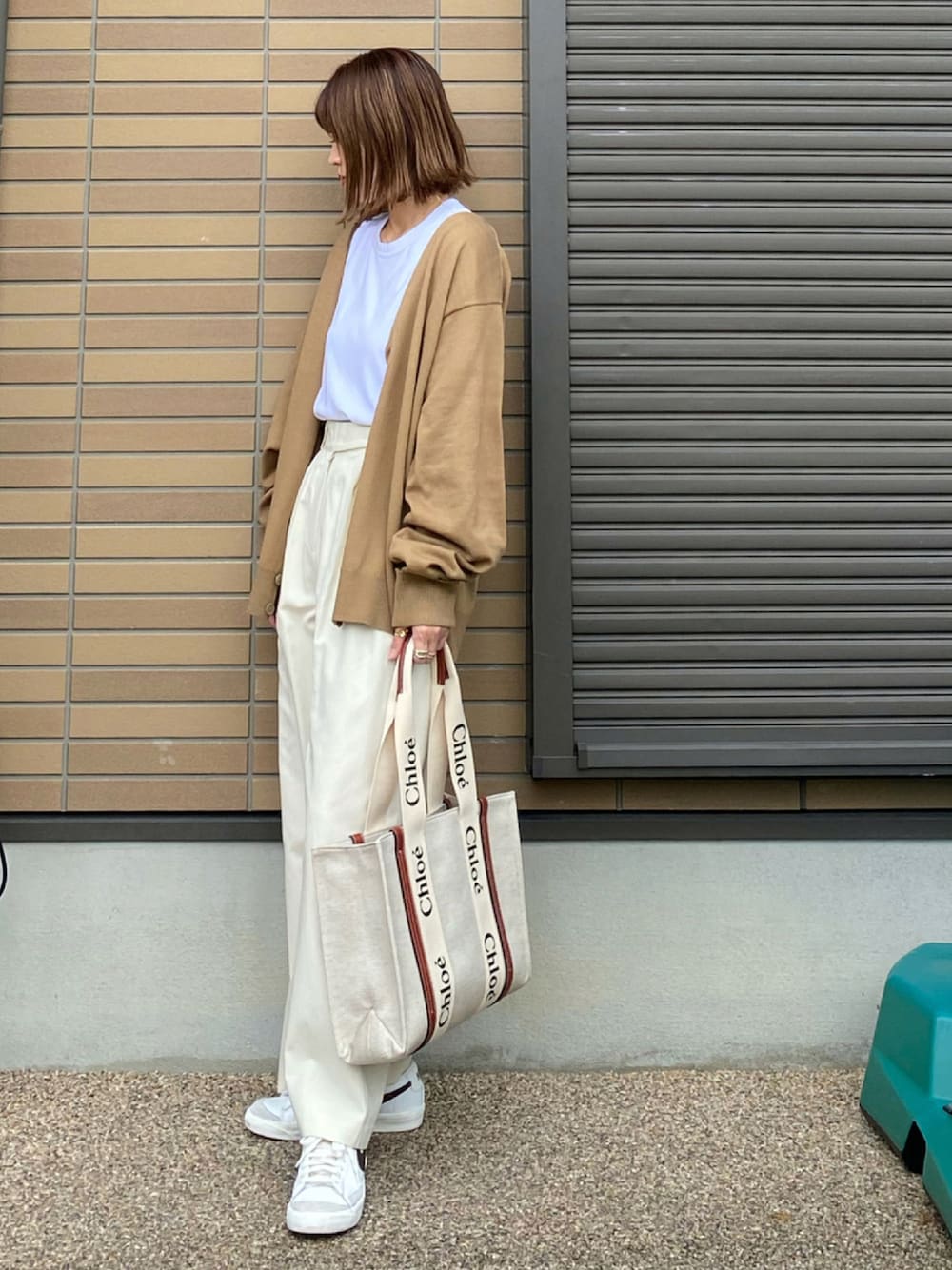 ベージュ系のカーディガン/ボレロ、ホワイト系のTシャツ/カットソー、ホワイト系のその他パンツを着用したレディースの秋コーディネートの1枚目の写真