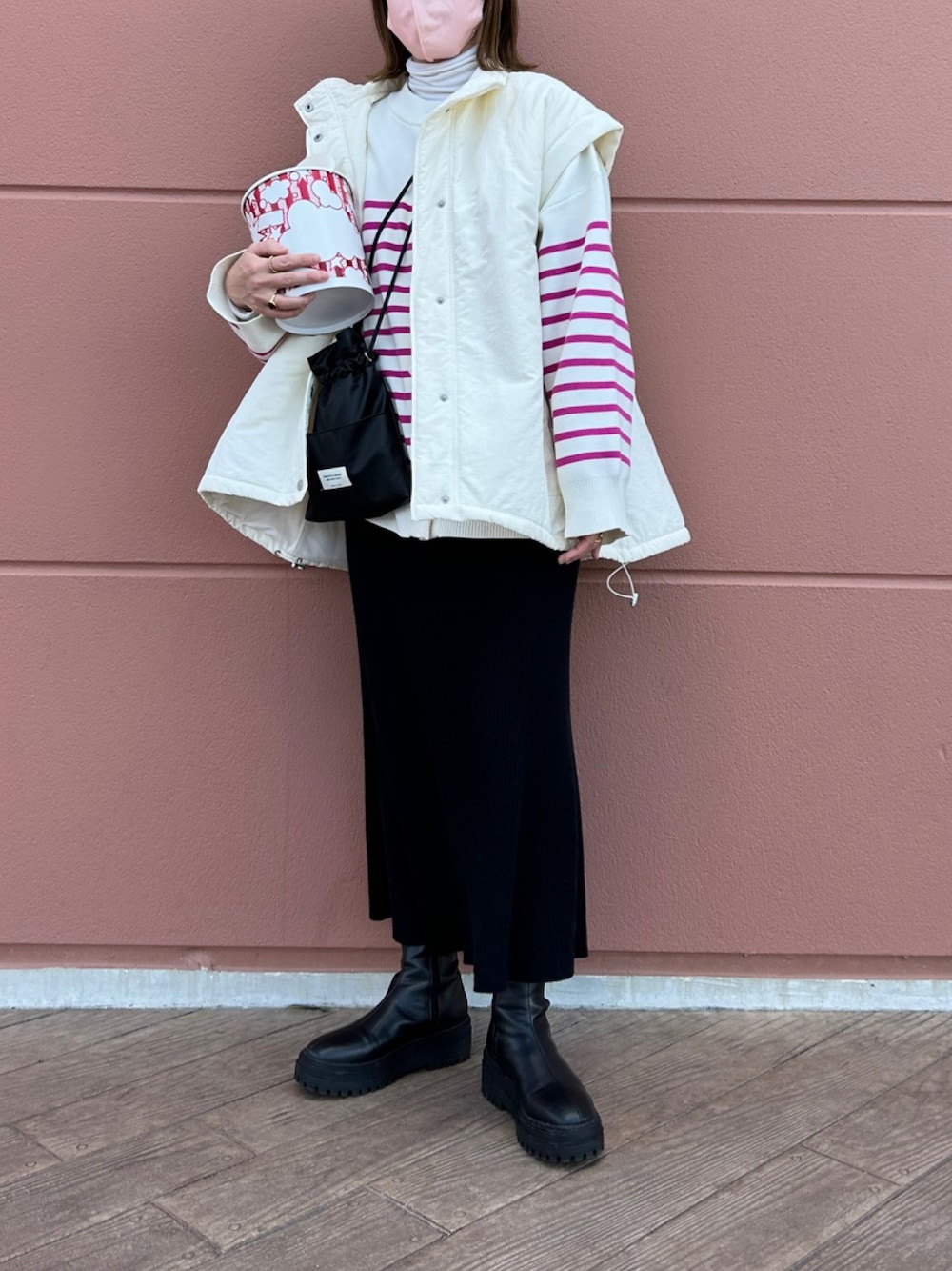 「春コーデ、おでかけコーデ、ボーダー、ボーダートップス、ボーダーTシャツ、ピンク、ピンクコーデ、ニットスカート、ベスト、ベストコーデ、ベストスタイル、ベスト×Tシャツ、ブーツ、ブーツスタイル、ミニバッグ」｜「notch.の袖とりはずし2WAYバルーンスタンドブルゾン（ダウンジャケット/コート、ホワイト系）」を使った、miho🅰ニコさん（レディース・165cm）の冬コーディネートの1枚目の写真