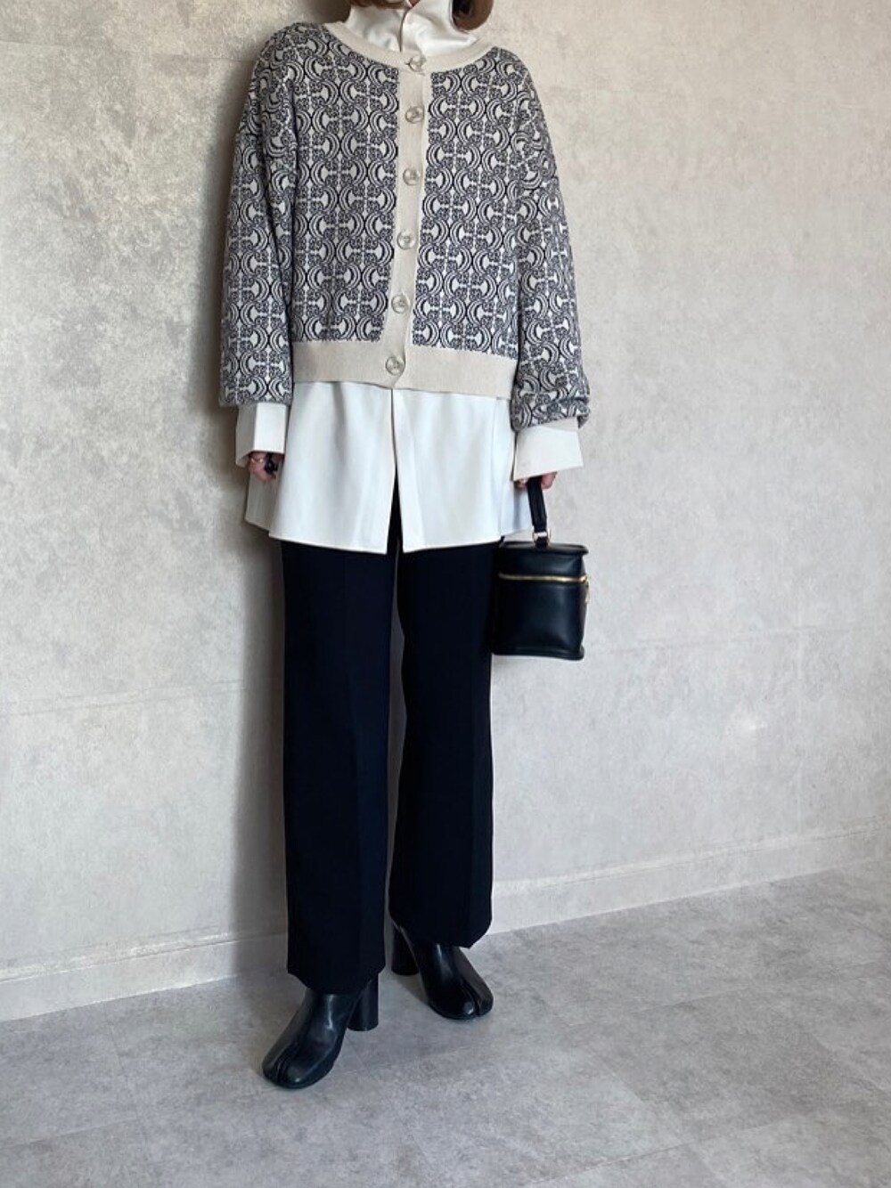 「deuxamour、ダマスク、カーディガン、カーディガンコーデ、柄ニット、ロングシャツ、センタープレス、センタープレスパンツ、vitafelice、コラボ、コラボレーション、バニティバッグ、足袋ブーツ、タビブーツ、マルチサイズ」｜「deux amourのダマスク柄前後２WAYカーディガン（カーディガン/ボレロ、ホワイト系）」を使った、miho🅰ニコさん（レディース・165cm）の春コーディネートの1枚目の写真