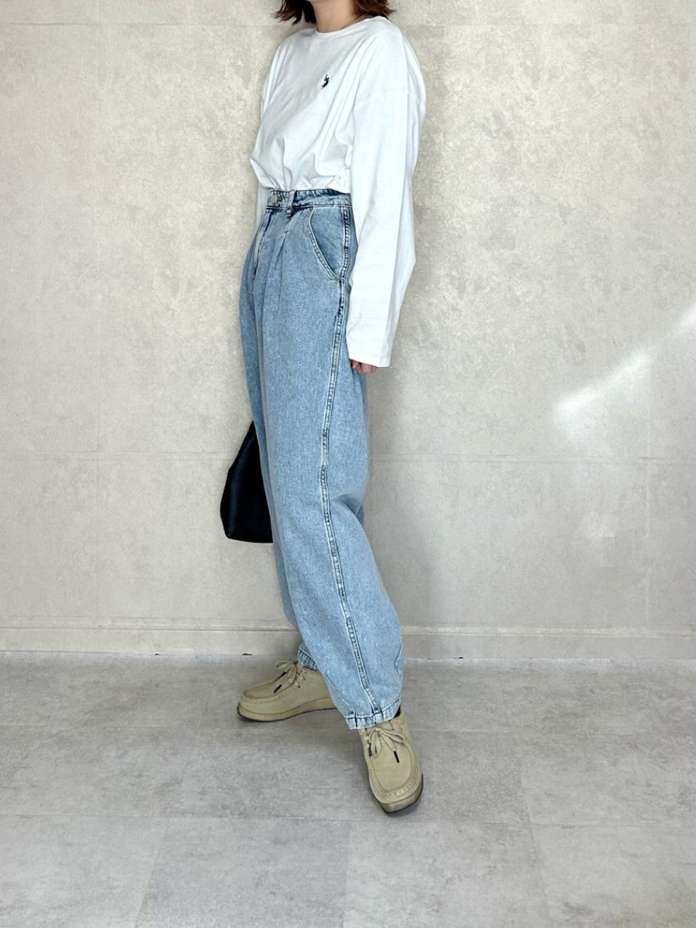 ホワイト系のTシャツ/カットソー、ブルー系のデニムパンツ、ベージュ系のモカシン/デッキシューズを着用したレディースの春コーディネートの1枚目の写真