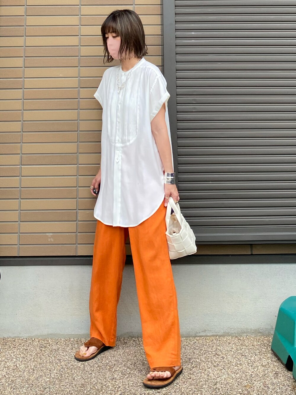 ホワイト系のシャツ/ブラウス、オレンジ系のその他パンツ、ブラウン系のサンダルを着用したレディースの夏コーディネートの1枚目の写真