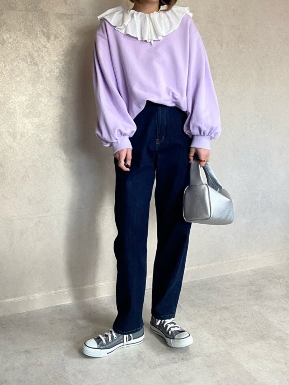 「春服みてみて、コラボ、コラボレーション、スウェット、スウェットコーデ、春コーデ、パステルカラー、パステル映える春、袖ボリューム、ボリューム袖、ボリュームスリーブ、マルチサイズ、vitafelice、シルバーバッグ、コンバース ハイカット」｜「コラボスウェットのアイテム（スウェット、パープル系）」を使った、miho🅰ニコさん（レディース・165cm）の春コーディネートの1枚目の写真