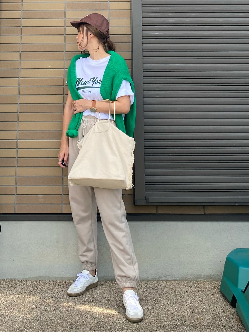 「アダルトおカワたん部、ALLUMER、スウェット、スウェットパンツ、カーディガン肩かけ、Tシャツ、グリーン、グリーンコーデ、ジャーマントレーナー、秋のコーデ、秋コーデ、秋服準備はじめました、秋トレンド2021、楽チンコーデ、ワンマイルウェア」｜「ALLUMERのスウェットジョガーパンツ（スウェットパンツ、ベージュ系）」を使った、miho🅰ニコさん（レディース・165cm）の秋コーディネートの1枚目の写真