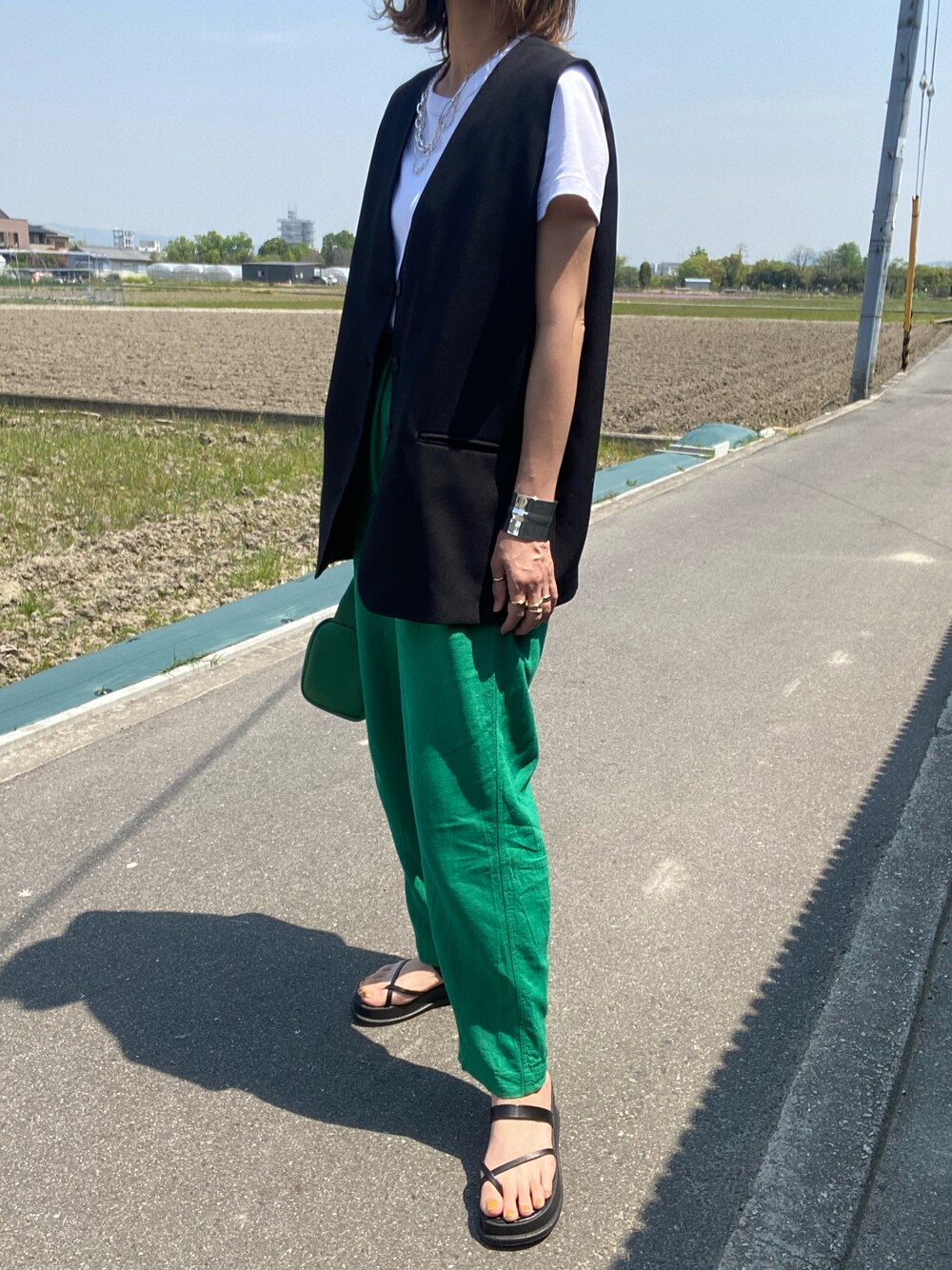 「ベスト、ベストコーデ、ベストスタイル、白Tシャツ、グリーン、グリーンパンツ、グリーンコーデ、vitafelice、コラボ、コラボレーション、オトナカジュアル、tokyogirlsmarket、ゆるコーデ、パンツスタイル、プチプラコーデ」｜「TGM『feliz』のアイテム（ベスト、ブラック系）」を使った、miho🅰ニコさん（レディース・165cm）の春コーディネートの1枚目の写真