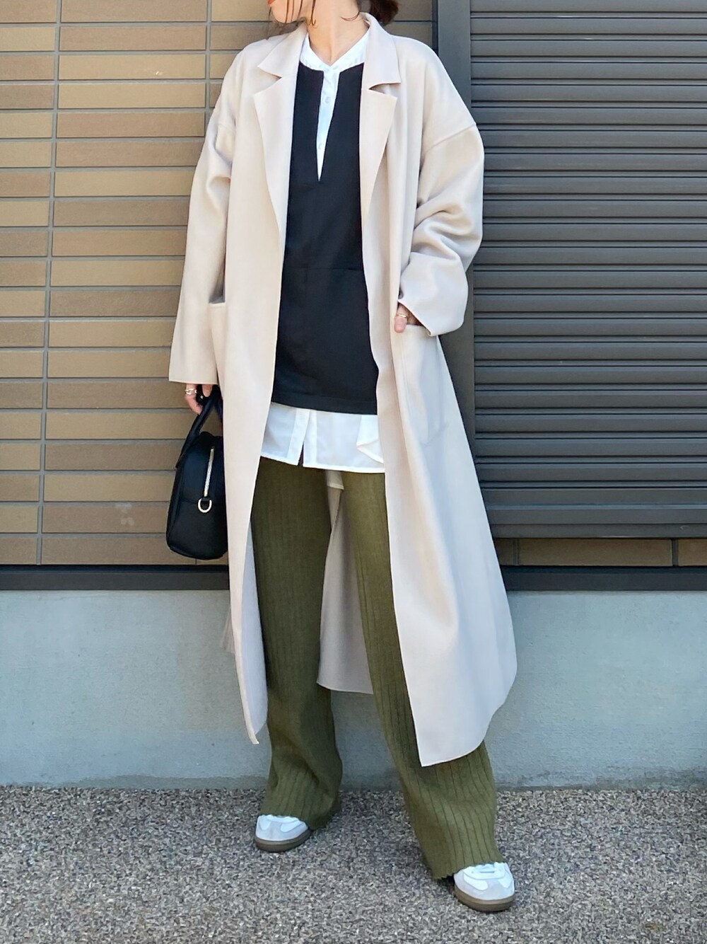 「アダルトおカワたん部、だから秋服が好き、fifth、ライトアウター、ガウン、ガウンコート、ロングコート、ロング丈、ニットパンツ、ベスト、ベスト×シャツ、レイヤードスタイル、ジャーマントレーナー、カーキパンツ、カジュアルコーデ」｜「fifthのサイドスリットライトガウンコート（その他アウター、ホワイト系）」を使った、miho🅰ニコさん（レディース・165cm）の秋コーディネートの1枚目の写真