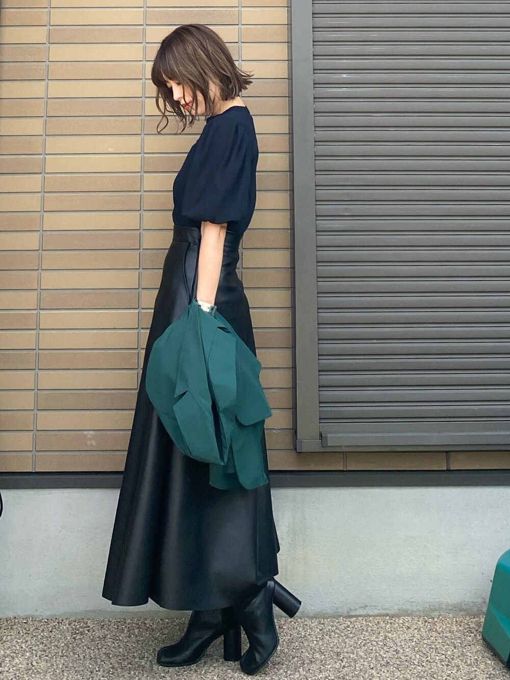 「アダルトおカワたん部、MK MICHEL KLEIN、MKミッシェルクラン、ボリューム袖、ボリュームスリーブ、袖ボリューム、ロングスカート、マキシスカート、レザー、レザースカート、レザーLOVEスナップ、足袋ブーツ、秋のコーデ、秋服準備はじめました、秋コーデ」｜「MK MICHEL KLEINの【洗える】ボリュームスリーブ カットソー（Tシャツ/カットソー、ブラック系）」を使った、miho🅰ニコさん（レディース・165cm）の秋コーディネートの1枚目の写真