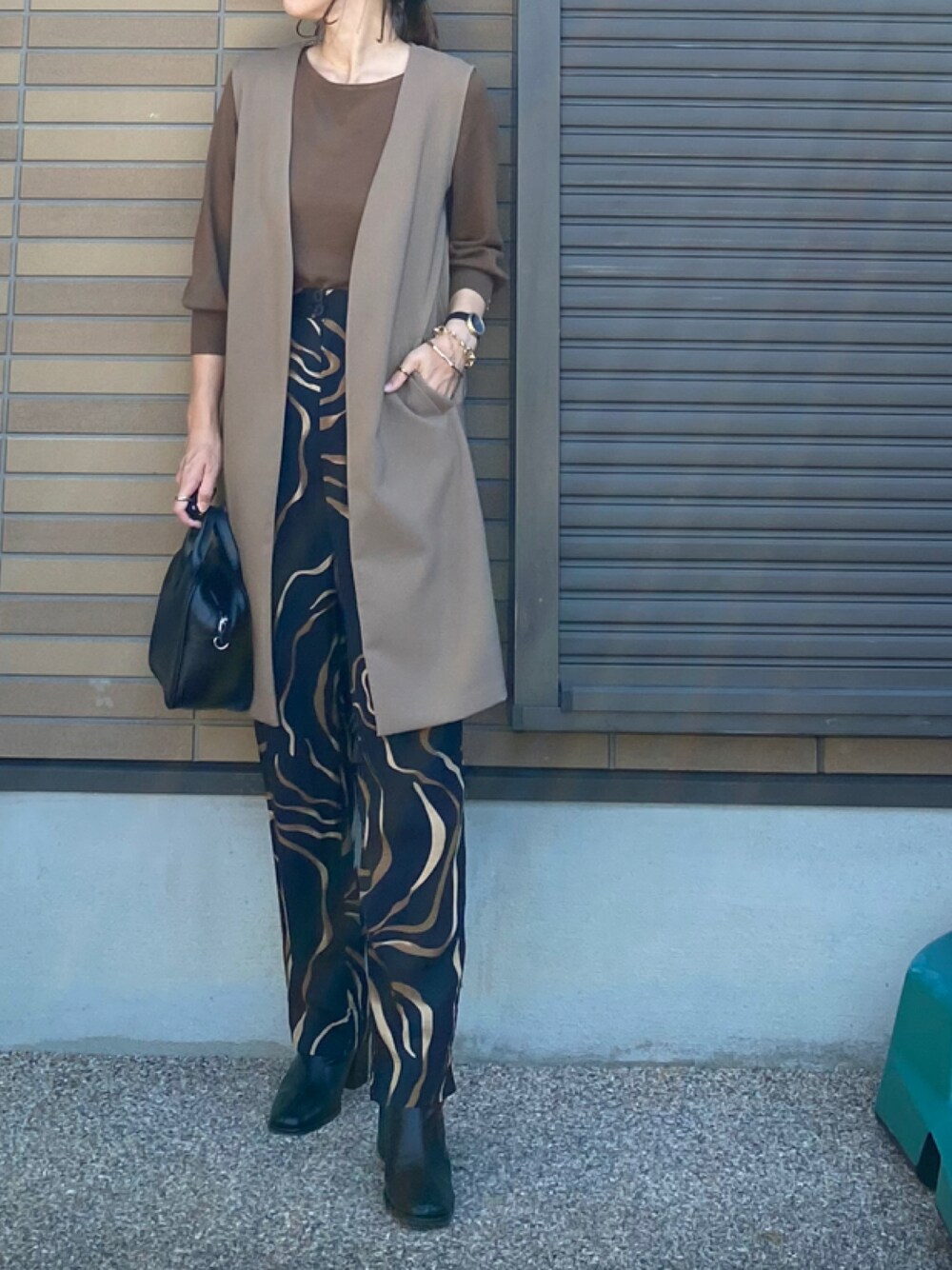 「ブーツ、柄パンツ、秋のコーデ、ベスト、大人カジュアル、ブラウン、サテンパンツ、SENSEOFPLACE、ジレ、パンツスタイル、ブラウンコーデ、ブーツスタイル、サテン、ロングジレ、comfycouture」｜「comfyCoutureのアイテム（トップス、ブラウン系）」を使った、miho🅰ニコさん（レディース・165cm）の秋コーディネートの1枚目の写真