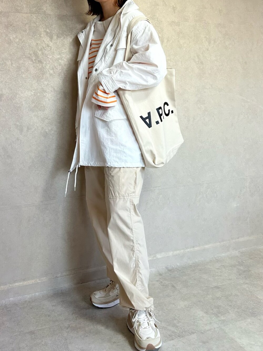 「notch.、春夏コーデ、M65、カーゴパンツ、トートバッグ、A.P.C.、NIKE、NIKE AIR MAX、ナイキ、ナイキスニーカー、ナイキエアマックス、UNIQLO、カジュアルコーデ、カジュアル、カジュアルスタイル」｜「notch.のM-65（モッズコート、ホワイト系）」を使った、miho🅰ニコさん（レディース・165cm）の春コーディネートの1枚目の写真