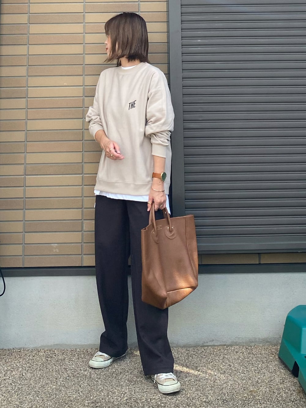 「スウェット、UNIQLO、converse、大人カジュアル、パンツスタイル、リラックススタイル、シンプルコーデ、ベージュコーデ、ゆったりコーデ、カジュアルコーデ、秋コーデ、スウェットコーデ、アダルトおカワたん部、ALLUMER、秋トレンド2021」｜「ALLUMERのルーズシルエットクルーネックプリントスウェット（スウェット、ベージュ系）」を使った、miho🅰ニコさん（レディース・165cm）の秋コーディネートの1枚目の写真