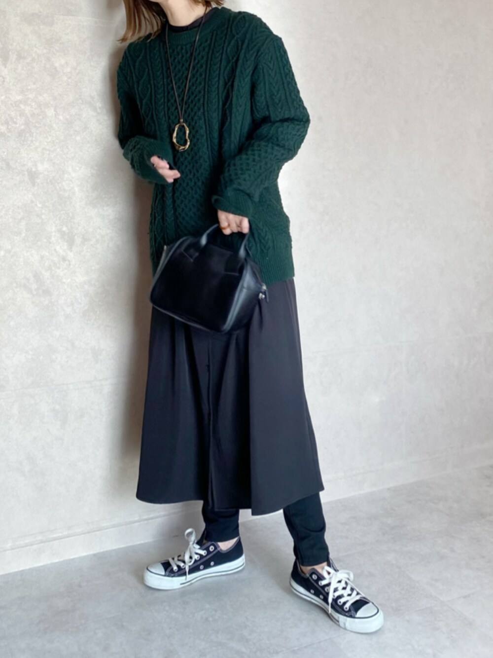 「ECRIRE、ECRIRE×miho.a.nico、コラボ、コラボレーション、コラボ商品、コラボアイテム、ロングワンピース、ケーブルニット、ケーブル編み、UNIQLO、ユニクロ、黒スキニー、コンバース、グリーン、グリーンコーデ」｜「ECRIREの【miho.a.nicoコラボ】Vネックベスト+シャツOP（シャツワンピース、ブラック系）」を使った、miho🅰ニコさん（レディース・165cm）の冬コーディネートの1枚目の写真