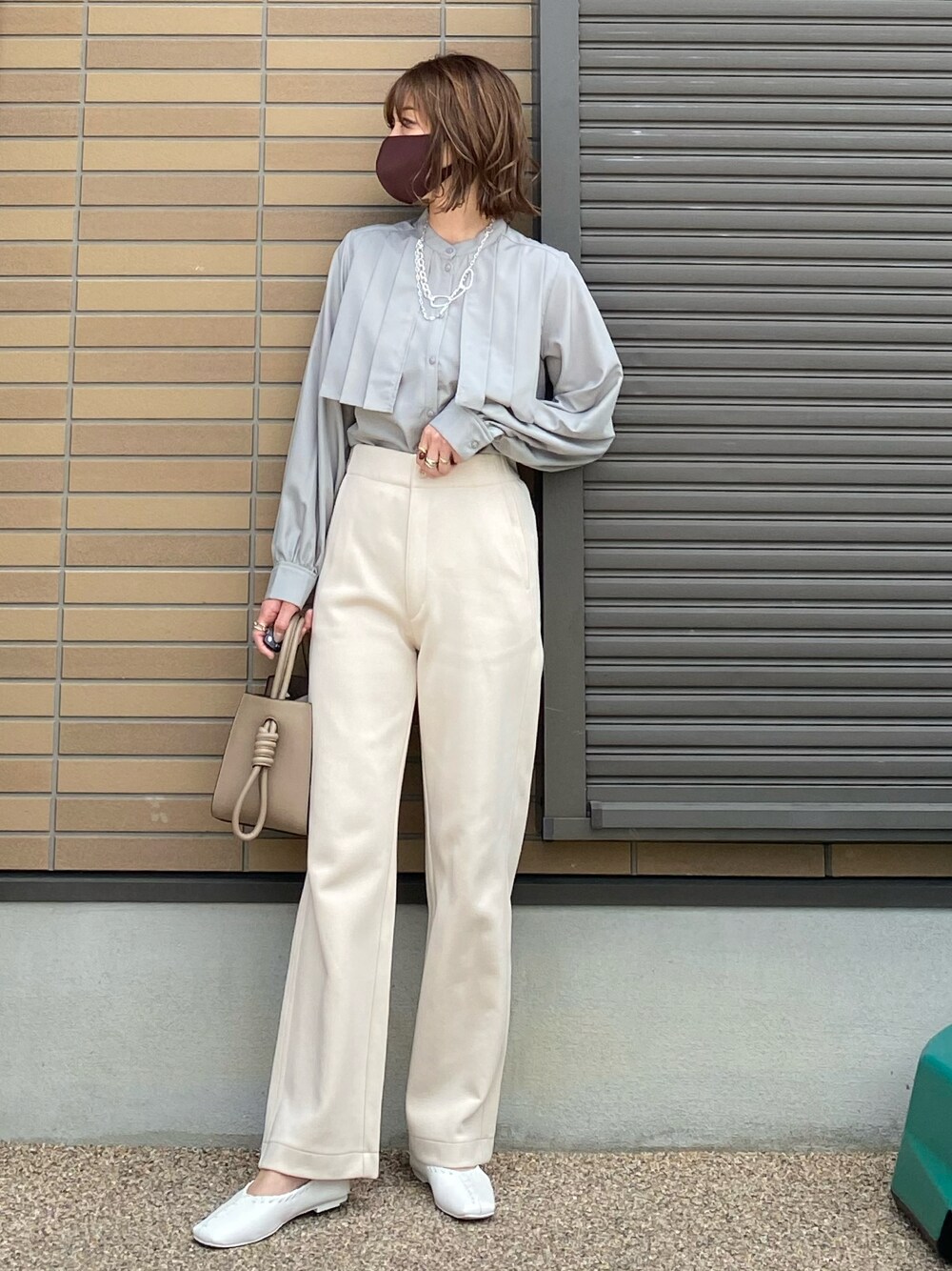 グリーン系のシャツ/ブラウス、ホワイト系のパンツ、グレー系のハンドバッグを着用したレディースの夏コーディネートの1枚目の写真