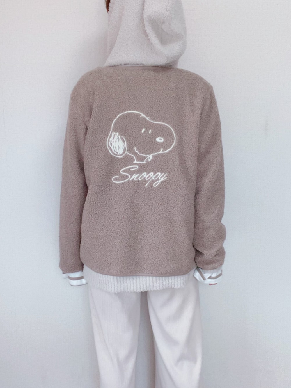 「ベージュ、ボア、ルームウェア、ワンマイルウェア、スヌーピー、PEANUTS、休日コーデ、ボアジャケット、ベージュコーデ、バックプリント、ゆるコーデ、バックスタイル、DAYS、ワンマイルコーデ、ボアブルゾン」｜「PEANUTSの【ピーナッツ/PEANUTS】SNOOPYボアジャケット（ダウンジャケット/コート、ベージュ系）」を使った、miho🅰ニコさん（レディース・165cm）の秋コーディネートの1枚目の写真