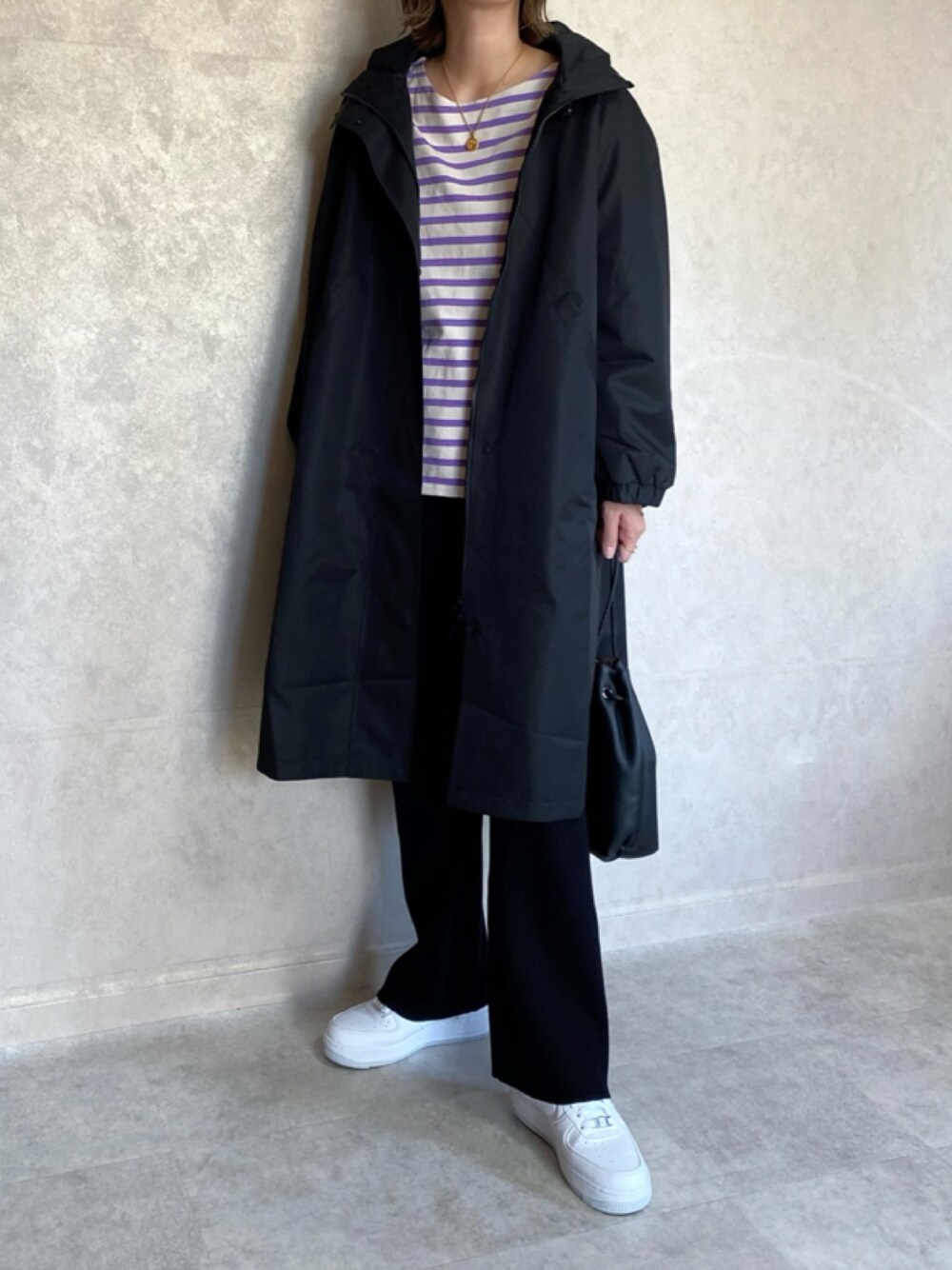 「auntlily、フーテッドコート、キルティング、キルティングコート、セットアイテム、ボーダー、ボーダートップス、NIKE、NIKE AIR FORCE、エアフォースワン、白スニーカー、ライナーコート、シンプルスタイル、カジュアルコーデ、カジュアル」｜「aunt lilyの<セット商品>撥水&防風＆防シワフーディコート＆蓄熱中綿キルティングライナーコート（その他アウター、ブラック系）」を使った、miho🅰ニコさん（レディース・165cm）の秋コーディネートの1枚目の写真