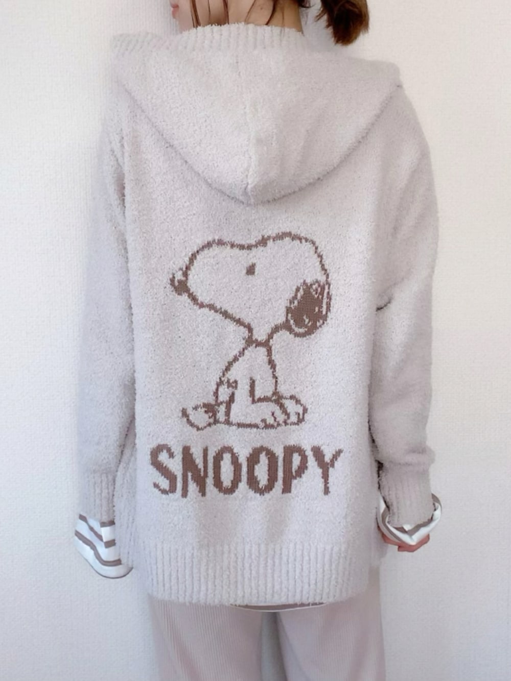 「パーカー、ジップパーカ、刺繍、ルームウェア、ワンマイルウェア、ニットパーカー、スヌーピー、PEANUTS、もこもこ、リラックススタイル、楽チンコーデ、バックプリント、フーディー、アダルトおカワたん部、だから秋服が好き」｜「PEANUTSの【ピーナッツ/PEANUTS】スヌーピー刺繍ニットパーカー　ルームウェア（ルームウェア/パジャマ、ホワイト系）」を使った、miho🅰ニコさん（レディース・165cm）の秋コーディネートの1枚目の写真