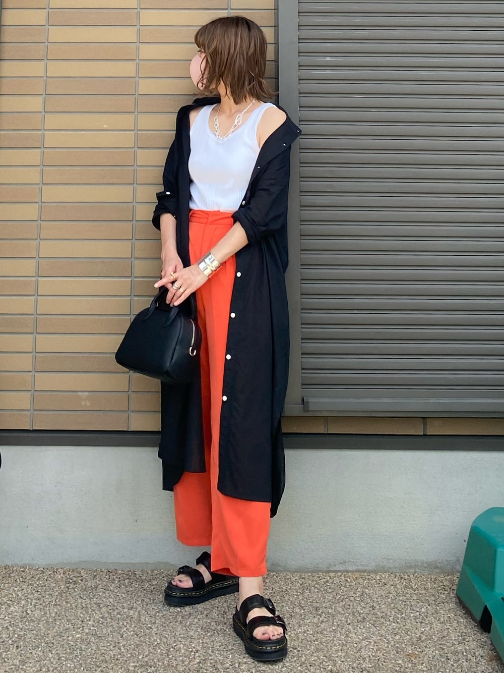 「アダルトおカワたん部、MK MICHEL KLEIN、MKミッシェルクラン、マキシ丈ワンピース、シャツスタイル、シャツワンピ、オレンジ、オレンジパンツ、Dr.Martens、マーチン」｜「MK MICHEL KLEINの【洗える】マキシ丈シャツワンピース（シャツワンピース、ブラック系）」を使った、miho🅰ニコさん（レディース・165cm）の夏コーディネートの1枚目の写真