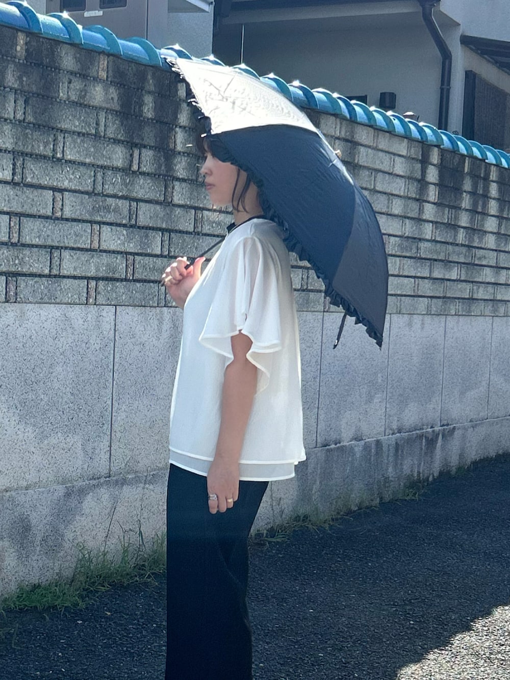 「waterfront、ウォーターフロント、折りたたみ傘、晴雨兼用」｜「Waterfrontの日傘　スレンダーハンドル UVブロック　フリル（折りたたみ傘、ブラック系）」を使った、miho🅰ニコさん（レディース・165cm）の夏コーディネートの1枚目の写真