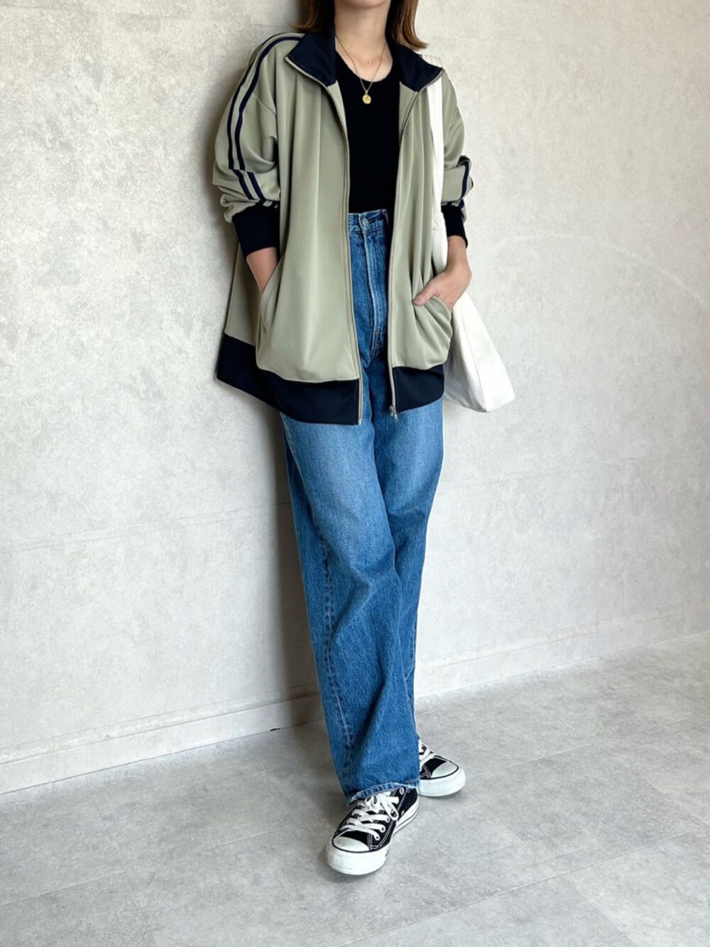 「秋冬コーデ、秋のコーデ、大人カジュアル、カジュアルコーデ、カジュアル、カジュアルスタイル、デニム、デニムパンツ、コンバース、converse、トラックジャケット、notch.」｜「notch.の【 notch. by yui 】トラックジャケット（ジャージ、ベージュ系）」を使った、miho🅰ニコさん（レディース・165cm）の秋コーディネートの1枚目の写真