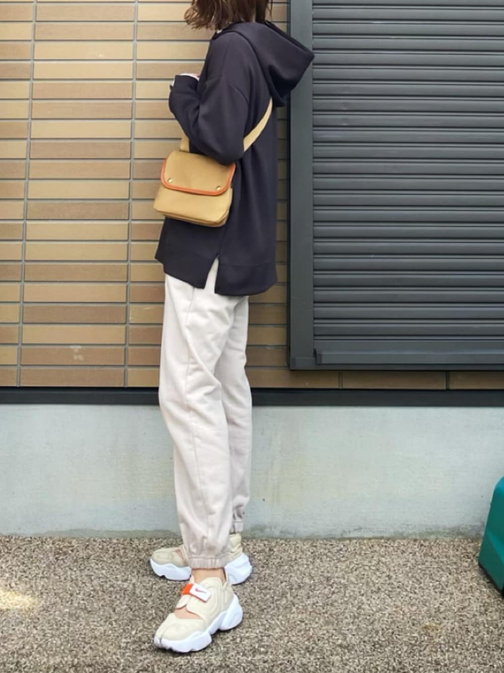 「スウェットパンツ、スウェット、カジュアル、NIKE、パーカー、大人カジュアル、BRADY、楽チンコーデ、ジョガーパンツ、フーディー、ダンボールニット、MK MICHEL KLEIN、AVON、ALLUMER、アクアリフト」｜「MK MICHEL KLEINの【洗濯機で洗える】ダンボールフーディー（Tシャツ/カットソー、ブラウン系）」を使った、miho🅰ニコさん（レディース・165cm）の秋コーディネートの1枚目の写真