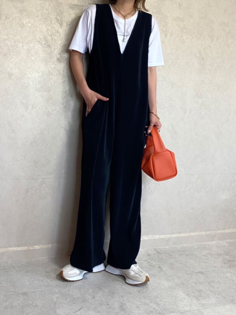 「ANDJ、プリーツ、プリーツパンツ、サロペット、サロペットコーデ、サロペットパンツ、白Tシャツ、オレンジ、vitafelice、コラボ、コラボレーション、ニューバランス、New Balance、スニーカー、カジュアル」｜「ＡＮＤＪの【2022/SS】【ANDJ MADE】深Vカットオフプリーツサロペット　オールインワン（サロペット/オーバーオール、ブラック系）」を使った、miho🅰ニコさん（レディース・165cm）の夏コーディネートの1枚目の写真