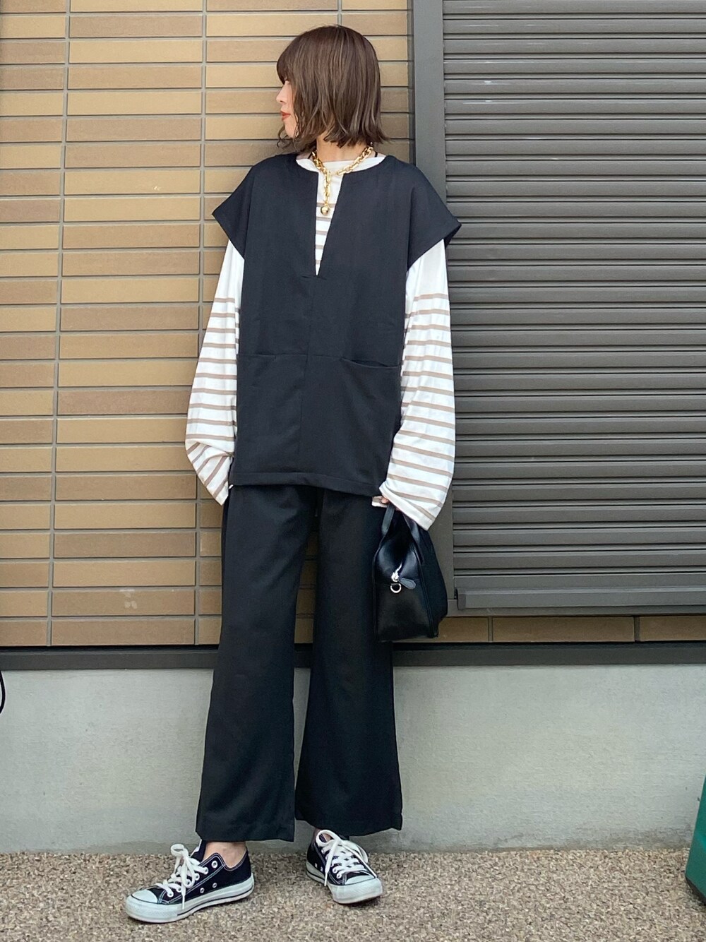 「アダルトおカワたん部、wcloset、ダブクロ、wclo_snap、オーバーサイズ、バスクシャツ、ボーダー、ボーダートップス、ボーダーTシャツ、birthdayroom、キーネック、レイヤードスタイル、レイヤード、コンバース、converse」｜「Birthday roomのこれ一枚で旬スタイル。深キーネックノースリーブオーバーサイズレイヤードトップス（ベスト、ブラック系）」を使った、miho🅰ニコさん（レディース・165cm）の秋コーディネートの1枚目の写真