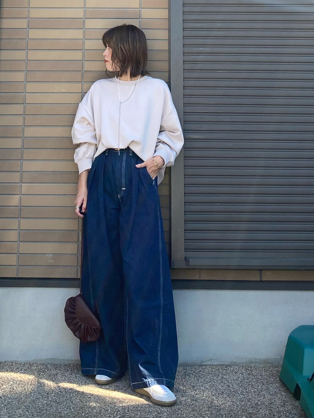 「アダルトおカワたん部、Levi's、Levis、LEVI'S RED、リーバイス、リーバイスレッド、ワイドパンツ、ワイドデニム、ワイドシルエット、スウェット、スウェットコーデ、GU、GUコーデ、ジャーマントレーナー、ミニバッグ」｜「Levi'sのLevi's(R) RED WIDE FLARE TROUSER AZURITE RINSE（デニムパンツ、ブルー系）」を使った、miho🅰ニコさん（レディース・165cm）の秋コーディネートの1枚目の写真