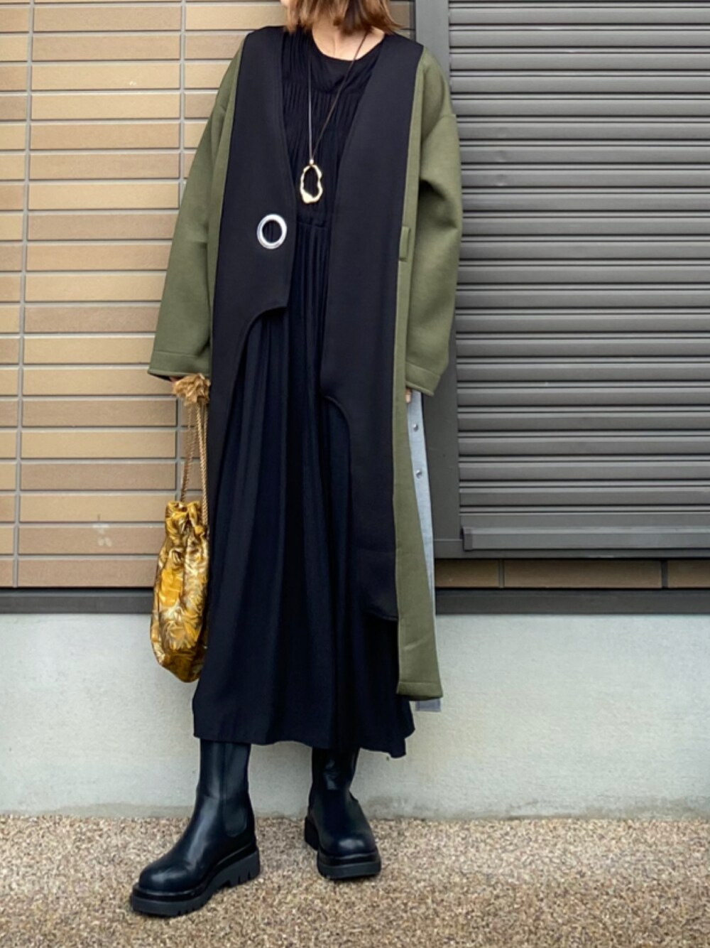 「ワンピース、ブーツ、ブラック、ブラックコーデ、アシンメトリー、ロングコート、カーキ、ボンディング、カーキアウター、巾着バッグ、ロングワンピース、カーキ×黒、カーキコーデ、LVEU.、deuxamour」｜「deux amourのボンディングコート（その他アウター、グリーン系）」を使った、miho🅰ニコさん（レディース・165cm）の秋コーディネートの1枚目の写真