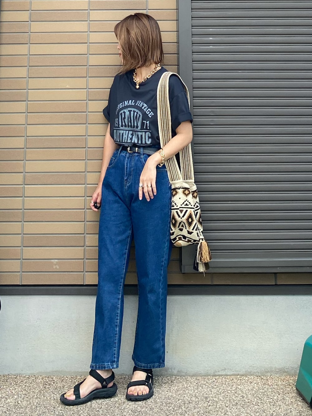 「アダルトおカワたん部、Tシャツ、Tシャツ/カットソー、スミクロ、デニム、デニムパンツ、デニムコーデ、テバ、teva、ロゴT、INTERPLAY、カジュアル、カジュアルコーデ、ラクチンコーデ、シンプル」｜「select shop jbgのアイテム（トップス、ブラック系）」を使った、miho🅰ニコさん（レディース・165cm）の秋コーディネートの1枚目の写真