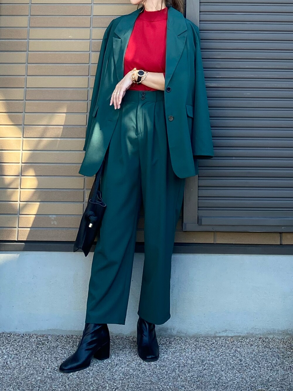 「アダルトおカワたん部、だから秋服が好き、ECRIRE、ロングジャケット、セットアップ、セットアップスタイル、ジャケット、ジャケットスタイル、ダークカラー、ダークグリーン、赤ニット、ブーツ、レザーバッグ、カラーコーデ、カラーパンツ」｜「ECRIREのロングジャケットセットアップ（テーラードジャケット、グリーン系）」を使った、miho🅰ニコさん（レディース・165cm）の秋コーディネートの1枚目の写真