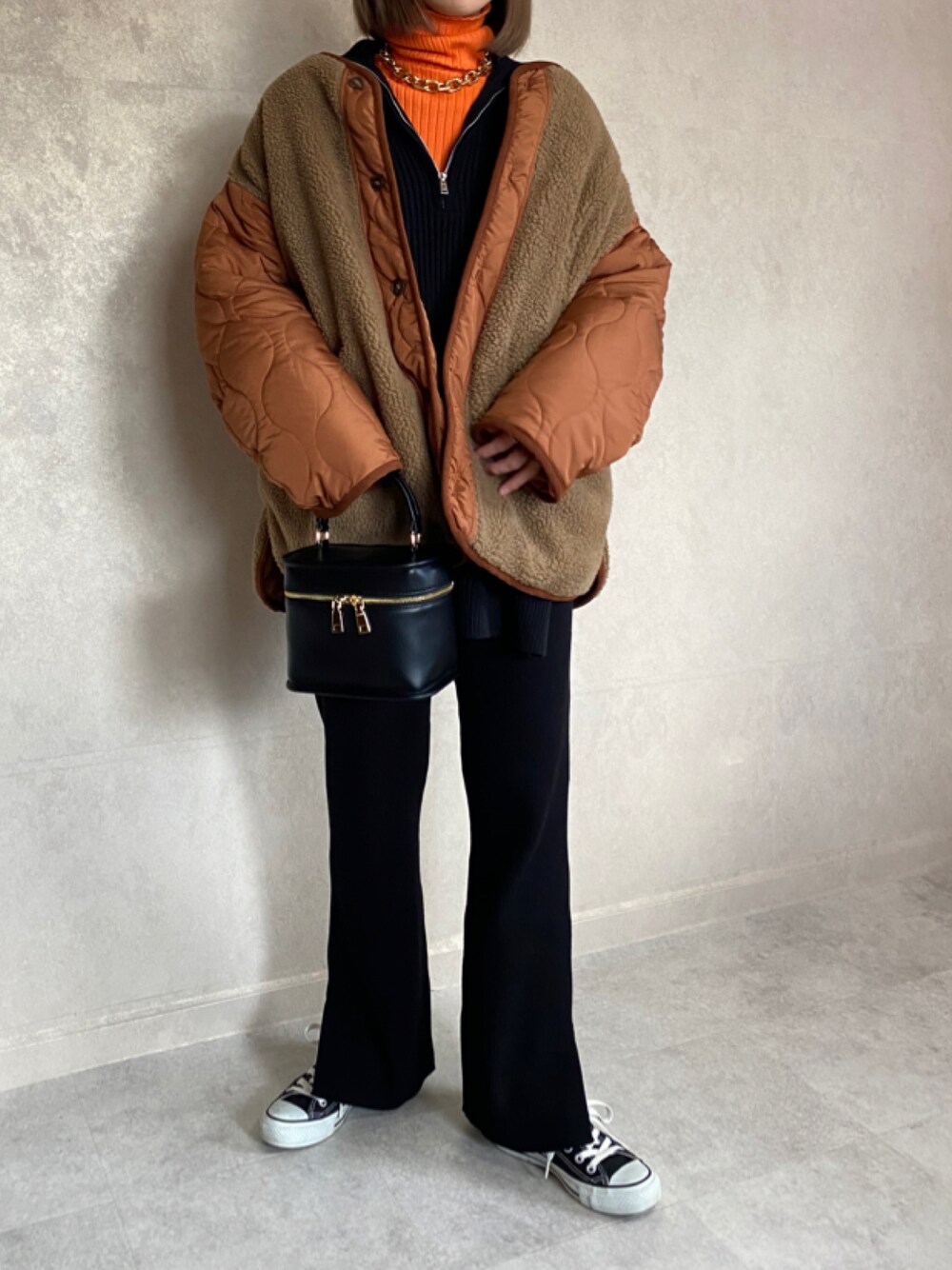 「私の推しブランド、ECRIRE、ECRIRE×miho.a.nico、vitafelice、コラボ、コラボレーション、ボア、ボアジャケット、ボアブルゾン、キルティング、キルティングジャケット、バニティバッグ、フレアパンツ、ニットパンツ、オレンジ」｜「ECRIREの【miho.a.nicoコラボ】キルティングジャケット（ノーカラージャケット、ブラウン系）」を使った、miho🅰ニコさん（レディース・165cm）の冬コーディネートの1枚目の写真