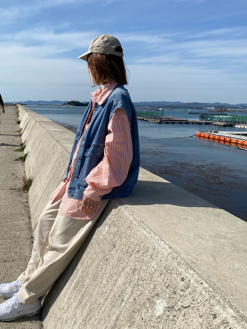 「春カラー、はるコーデ、春コーデ、キャップ、キャップ女子、ストライプ、ストライプシャツ、デニムベスト、UNIQLO、ユニクロ、UNIQLO U、NIKE、エアマックス、休日スタイル、春夏コーデ」｜「Ungridの【WEB限定】ストライプルーズシャツ（シャツ/ブラウス、オレンジ系）」を使った、miho🅰ニコさん（レディース・165cm）の春コーディネートの1枚目の写真