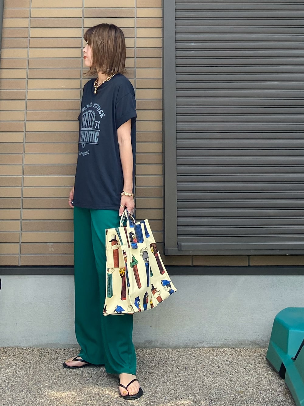 「アダルトおカワたん部、Tシャツ、Tシャツ/カットソー、スミクロ、グリーン、グリーンコーデ、グリーンパンツ、ワイドパンツ、トートバッグ、earPAPILLONNER、PEZ、ビッグトート、カジュアル、カジュアルコーデ、オトナカジュアル」｜「select shop jbgのアイテム（トップス、ブラック系）」を使った、miho🅰ニコさん（レディース・165cm）の秋コーディネートの1枚目の写真