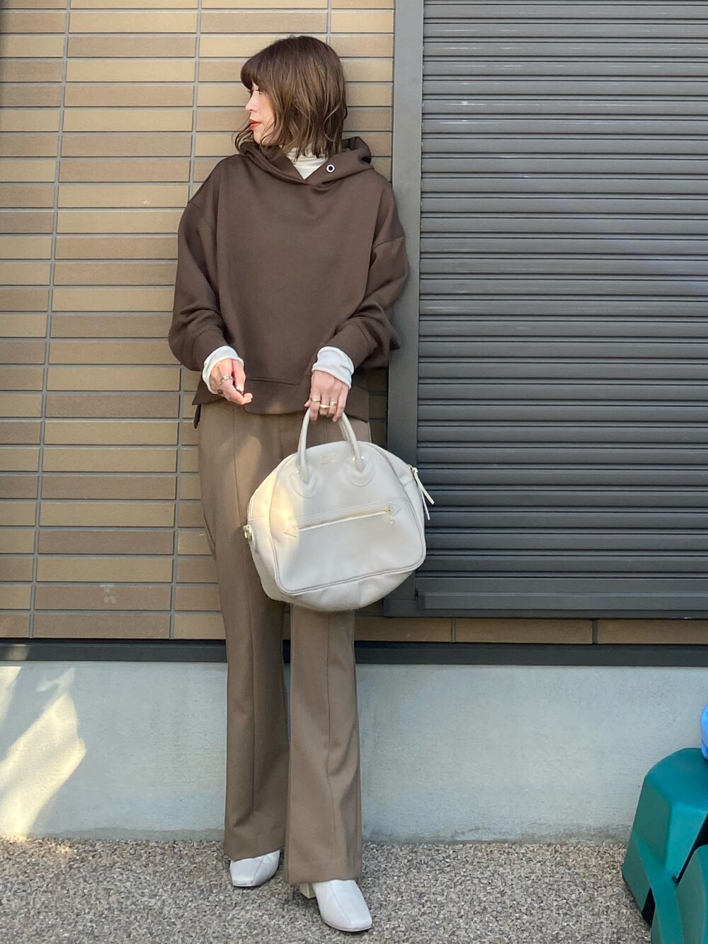 「アダルトおカワたん部、秋のコーデ、オトナカジュアル、秋トレンド2021、パーカー、パーカーコーデ、フーディー、フレアパンツ、センタープレス、センタープレスパンツ、Re:EDIT、リエディ、リエディ(Re:EDIT)、ブラウンコーデ、ブラウン」｜「Re:EDITの[神山まりあさん着用]オーバーサイズダンボールパーカー（パーカー、ブラウン系）」を使った、miho🅰ニコさん（レディース・165cm）の秋コーディネートの1枚目の写真
