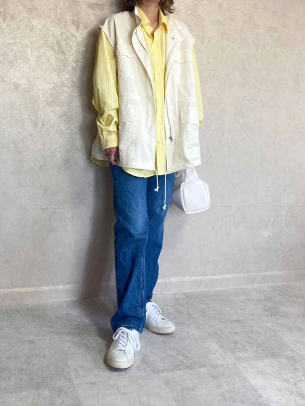 「wcloset、ダブクロ、ダブルクローゼット、スタンドカラー、ミリタリー、ミリタリーベスト、ベスト、ベスト×シャツ、ベストコーデ、vitafelice、コラボ、コラボレーション、ootd、白スニーカー、イエロー」｜「w closetのスタンドネックドロップショルダーミリタリーベスト（ミリタリージャケット、ホワイト系）」を使った、miho🅰ニコさん（レディース・165cm）の春コーディネートの1枚目の写真