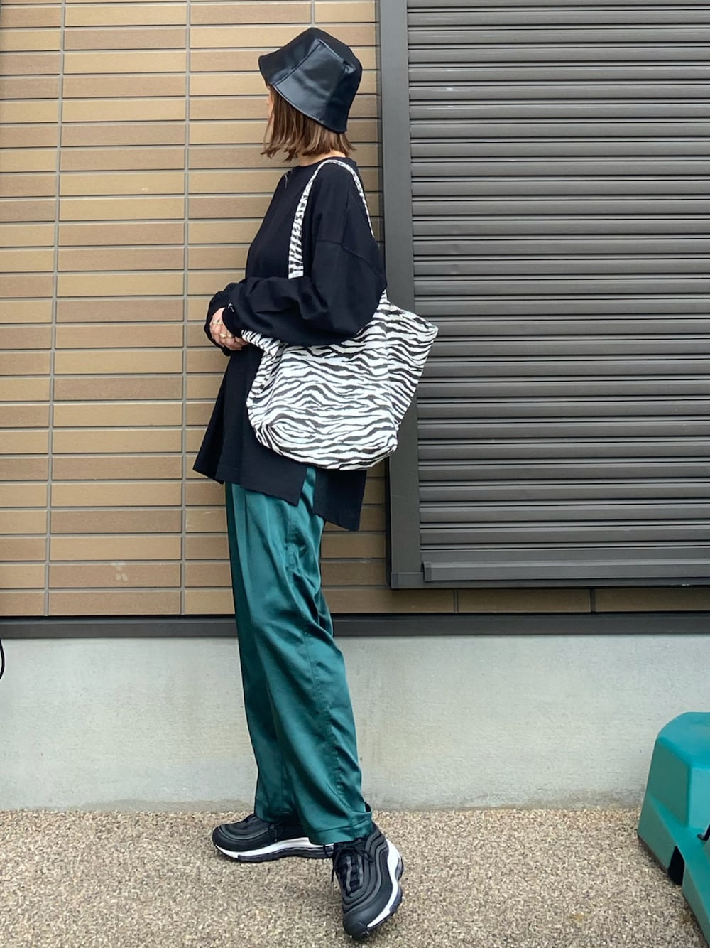 「ロゴT、NIKE、グリーン、アニマル、ロンT、オーバーサイズ、アニマル柄、サテンパンツ、エアマックス、バケットハット、ゼブラ柄、サテン、グリーンパンツ、アダルトおカワたん部、sheson」｜「ShesonのランダムロゴオーバースリットTee（Tシャツ/カットソー、ブラック系）」を使った、miho🅰ニコさん（レディース・165cm）の秋コーディネートの1枚目の写真