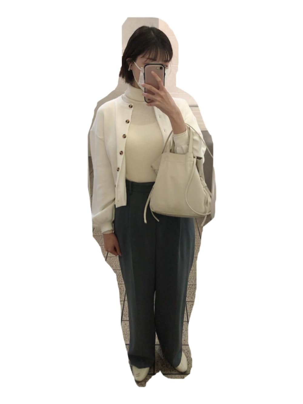 ブルー系のその他パンツ、ホワイト系のショルダーバッグ、ホワイト系のトップスを着用したレディースの秋コーディネートの1枚目の写真