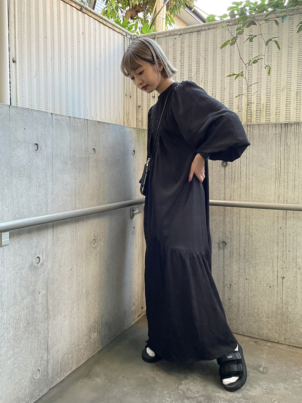 「ラブアンドピース2021、秋コーデ、黒ワンピース、オトナ女子、JEANASiS、BEAUTY&YOUTH UNITED ARROWS、スタッフセンバツ、オールブラック、ワンピース、ワンピースコーデ」｜「JEANASISのギャザーキリカエフレアワンピース/215571（ワンピース、ブラック系）」を使った、山形真理さん（レディース・156cm）の秋コーディネートの1枚目の写真