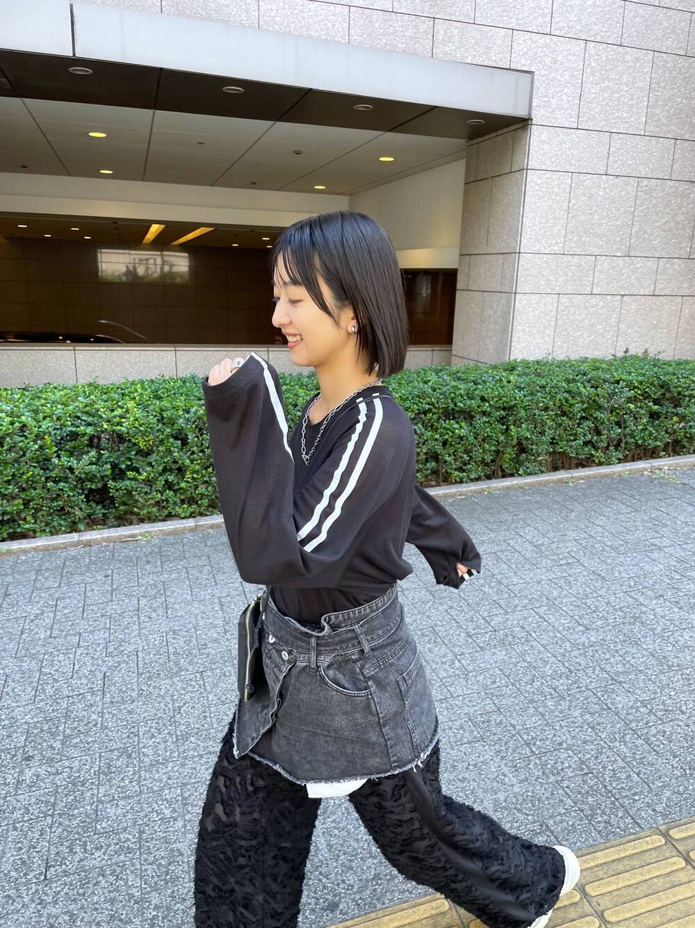 「ワントーン、カジュアル、Tシャツ」｜「JEANASISのシアーフリンジジャガードパンツ【SET UP対応】/905694（その他パンツ、ブラック系）」を使った、山形真理さん（レディース・155cm）の秋コーディネートの1枚目の写真